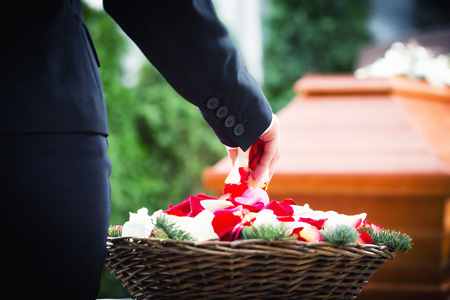 cercueil petales de roses